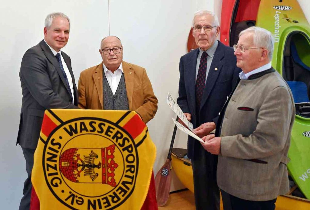 Marco Wrobel (l.) ehrt die Gründungsmitglieder Bernhard Aarhuus, Heinz-Walter Monreal und Herbert Schmickler. Foto: Martin Gausmann